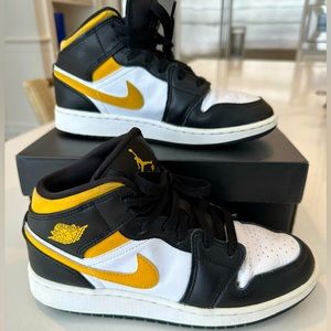 NIKE Air Jordan 1 Mid Pollen Yellow  Size 5Y or 5  554725-177 Sneaker